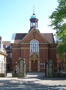 Main entrance of St Hugh's College, Oxford on St Margaret's Road (Photo by Stannered, Wikimedia Commons)