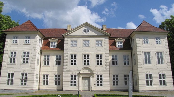 800px-Schloss_Mirow_5_2011