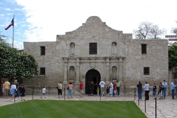 1024px-Alamo_Mission,_San_Antonio