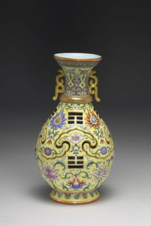 Vase with revolving core and eight-trigram design, ca. 1744. Jingdezhen, Jiangxi province, Qing dynasty, reign of Emperor Qianlong (1736–1795). Porcelain with golden glaze, multicolor decoration, and appliquéd sculpture. (Taipei: National Palace Museum)