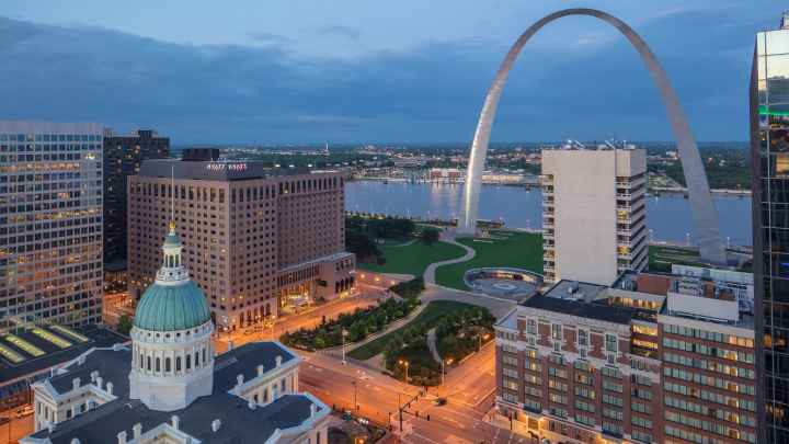 Hyatt-Regency-St-Louis-at-The-Arch-P295-Arch-Park-Exterior.16x9